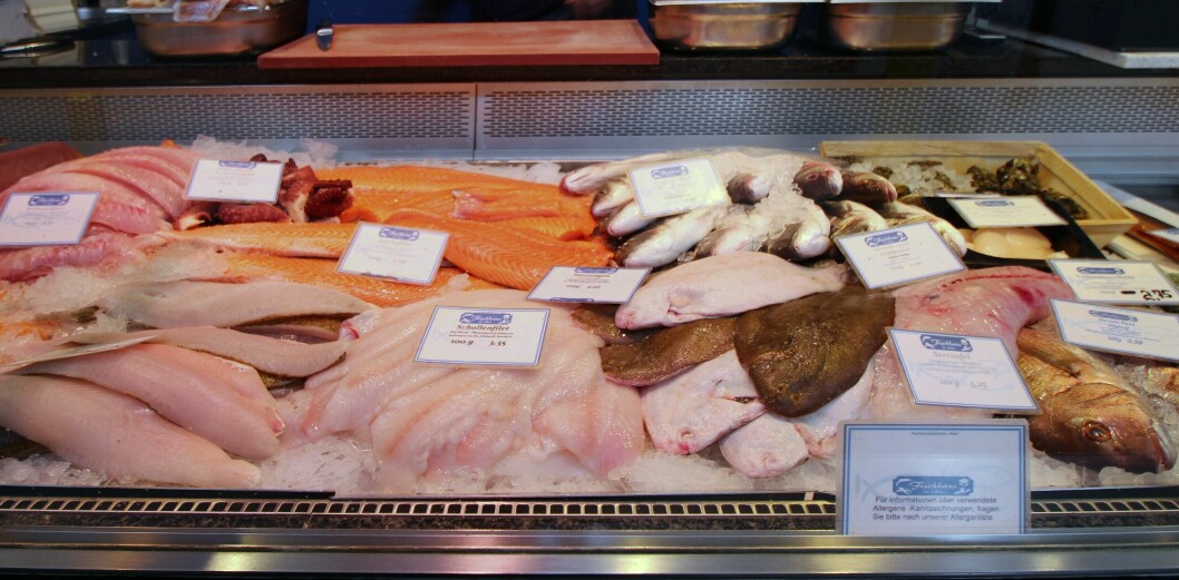 Fiskeriorganisasjonen Europesche ber EU innføre tiltak mot import av norsk og færøysk sjømat. Bildet viser en fiskedisk i Tyskland.