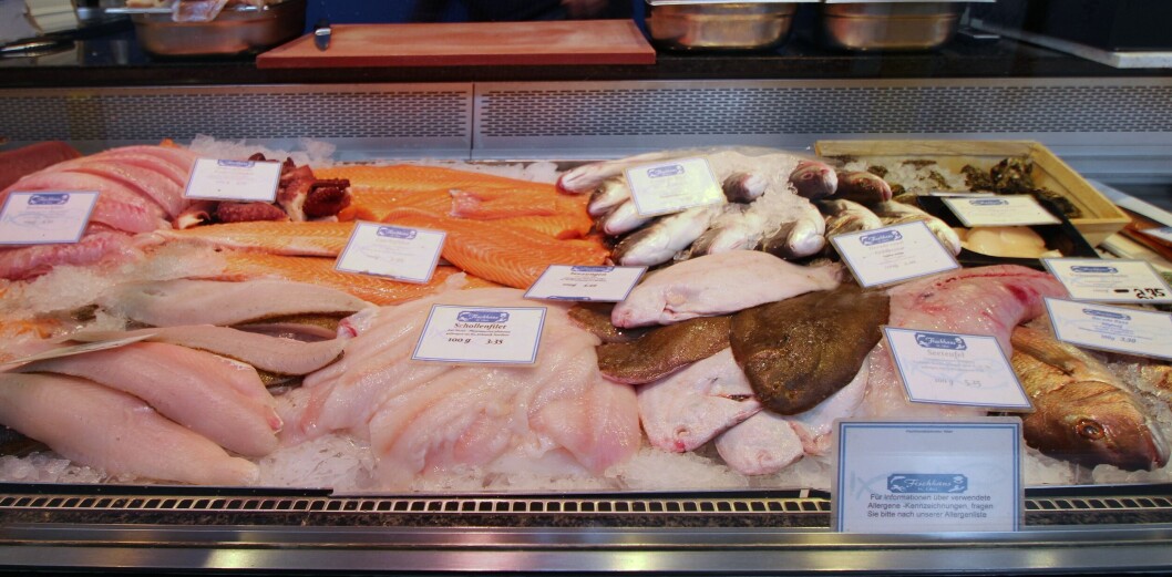 Fiskeriorganisasjonen Europesche ber EU innføre tiltak mot import av norsk og færøysk sjømat. Bildet viser en fiskedisk i Tyskland. Fiskeriorganisasjonen Europesche ber EU innføre tiltak mot import av norsk og færøysk sjømat. Bildet viser en fiskedisk i Tyskland.