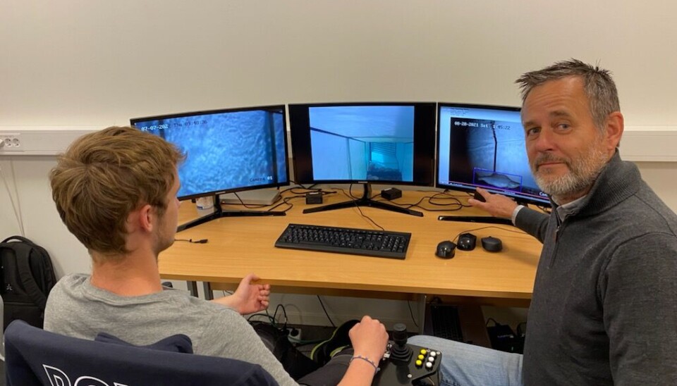 HIGH-TECH: Daglig leder Rune Rørstad ser på kameraet som ved hjelp av kunstig intelligens fra teknologigiganten Huawei plukker ut de forskjellige artene i elva, og sorterer dem. Også oter og andre dyr blir sortert. HIGH-TECH: Daglig leder Rune Rørstad ser på kameraet som ved hjelp av kunstig intelligens fra teknologigiganten Huawei plukker ut de forskjellige artene i elva, og sorterer dem. Også oter og andre dyr blir sortert.