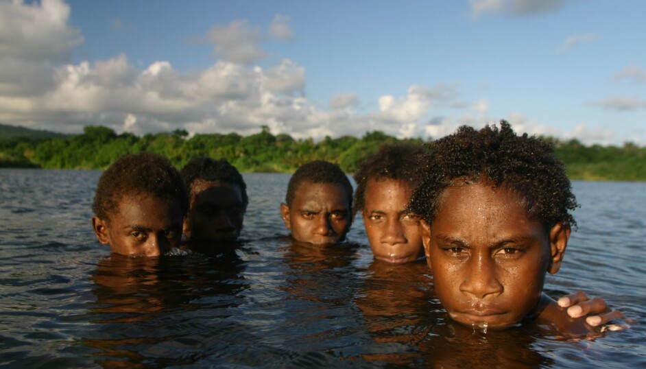 AVDANKEDE KANNIBALER: Disse tøffe karene bor i den strøm- og veiløse landsbyen Malfakal i øystaten Vanuatu i Stillehavet. Det har deres forfedre gjort i minst 60.000 år, gjennom skiftende tider, vulkanutbrudd, tsunamier og andre naturkatastrofer. Ingen av dem vi pratet med for noen år siden skjønte helt hva vi snakket om når vi refererte historier om klimakrise og oversvømmelser. De hadde ingen flytteplaner, for å si det slik.