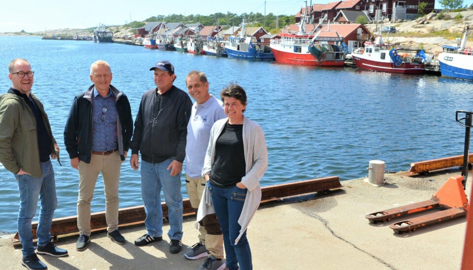 ALVORLIG NOK: God stemning når man møtes, selv om utgangspunktet for møtet på Hvaler er alvorlig nok. F.v. Generalskretær Sverre Johansen, leder Kåre Heggebø, og de tre lokale fiskerne Frank Askeli - som leder Østfold Fiskarlag, Martin Strand og Aina Revhaug som sammen bemanner reketråleren «Saga».