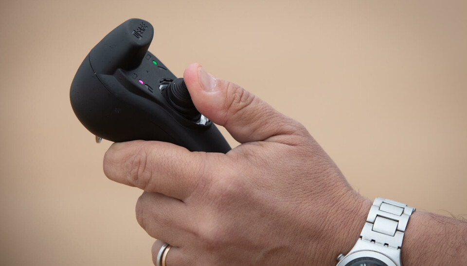 JOYSTICK: Livbøyen betjenes fra land eller skip med joystick. JOYSTICK: Livbøyen betjenes fra land eller skip med joystick.
