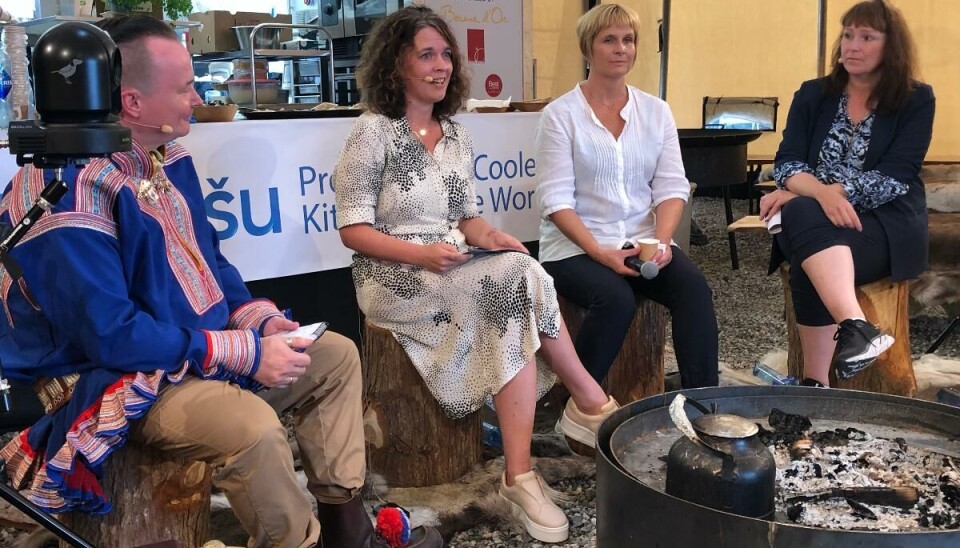 ARENDAL: Prorektor Kathrine Tveiterås (nummer to fra venstre) sammen med Anders Oskal fra The International Centre for Reindeer Husbandry, Aina Valland fra Sjømat Norge og ordfører i Alta, Monika Nielsen, under dagens samtale om havet i nord som spiskammers på Arendalsuka. Gjennom flere dager har Nordområdepartnerskapet diskusjoner om nordområdene i lavvoen på Fløyheia i Arendal. ARENDAL: Prorektor Kathrine Tveiterås (nummer to fra venstre) sammen med Anders Oskal fra The International Centre for Reindeer Husbandry, Aina Valland fra Sjømat Norge og ordfører i Alta, Monika Nielsen, under dagens samtale om havet i nord som spiskammers på Arendalsuka. Gjennom flere dager har Nordområdepartnerskapet diskusjoner om nordområdene i lavvoen på Fløyheia i Arendal.