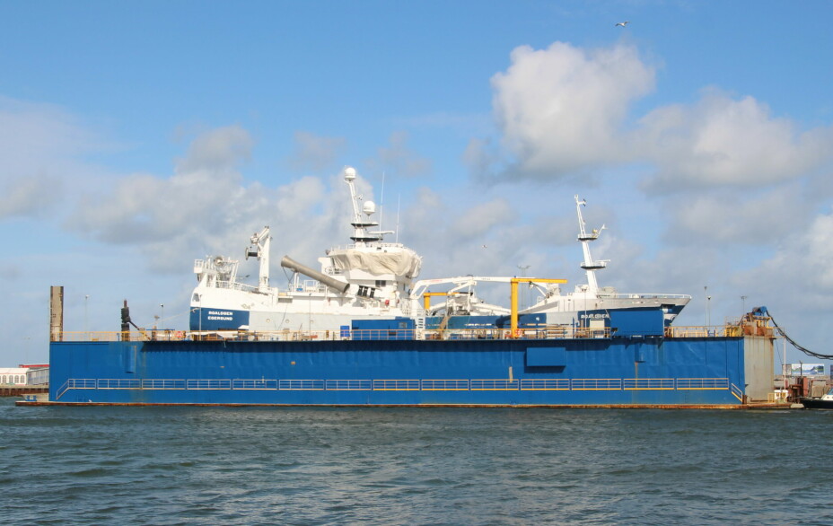 FLYTEDOKK: «Roaldsen» i tørrdokk ved Hirtshals Shipyard.