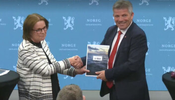 Her overrekker utvalgsleder Gro Kielland anbefalingene til Bjørnar Skjæran Her overrekker utvalgsleder Gro Kielland anbefalingene til Bjørnar Skjæran