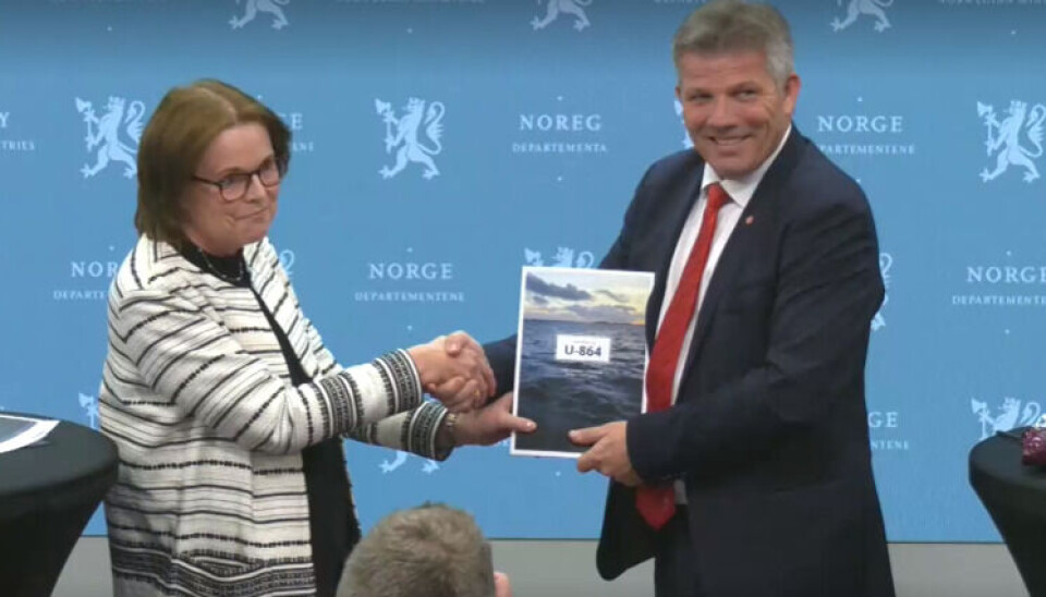 Her overrekker utvalgsleder Gro Kielland anbefalingene til Bjørnar Skjæran Her overrekker utvalgsleder Gro Kielland anbefalingene til Bjørnar Skjæran