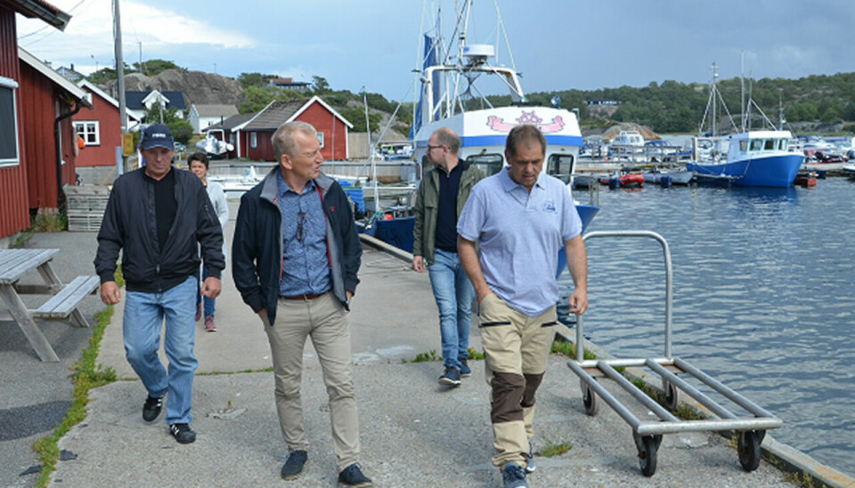 SER MØRKT UT: Kåre Heggebø (i midten) er alvorlig bekymret for fremtiden til rekefiskerne i sør, som han senest i sommer møtte på Hvaler.