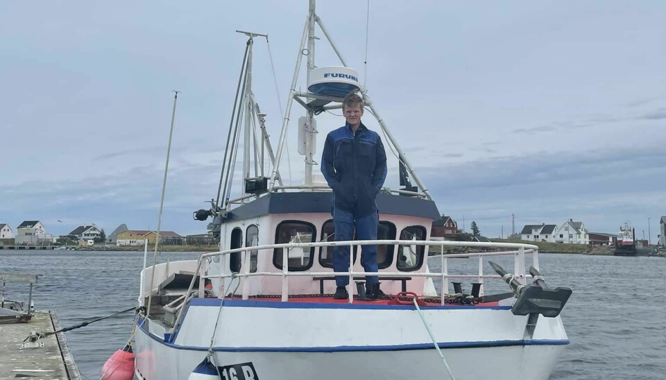 UNG SKIPPER: Mikael Karlsen fra Røst var ikke gamle karen når han begynte å skjære tunger og være med på havet. Nå har han skaffet seg egen båt.