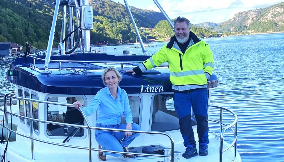 FORNØYD: Daglig leder May Britt Hansen ved Nor-Dan Marine og fisker Christer Hurthi Karlsen ved overrekkelsen av nye «Linea». FORNØYD: Daglig leder May Britt Hansen ved Nor-Dan Marine og fisker Christer Hurthi Karlsen ved overrekkelsen av nye «Linea».