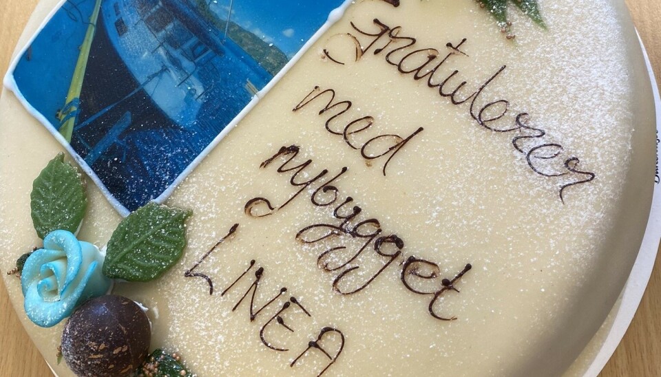 KAKE: Obligatoriske gratulasjonskaken må til ved overrekkelsen. KAKE: Obligatoriske gratulasjonskaken må til ved overrekkelsen.