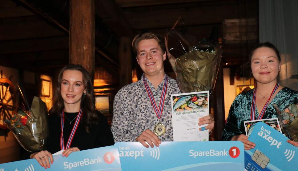FINALISTER: Topp tre i NM i Sjømathandlerfaget. Hedda Leversen Larsen (tv) tok bronse, norgesmester Christian Holth Clasen og Malin Lindal Olaussen tok sølv.