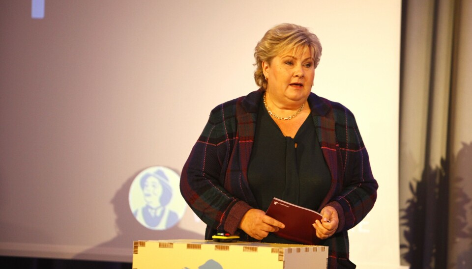 KVINNER MER STABILE: – Det snakkes om at kvinner blir gravide. Men hva med menn i voksen alder som skifter partner og får nye kull med barn, spøkte tidligere statsminister Erna Solberg til salen. KVINNER MER STABILE: – Det snakkes om at kvinner blir gravide. Men hva med menn i voksen alder som skifter partner og får nye kull med barn, spøkte tidligere statsminister Erna Solberg til salen.