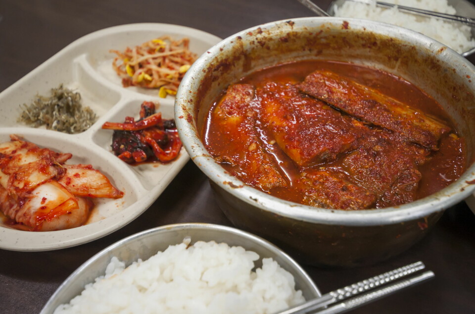 MAKRELL I KOREA: Makrellfilet servert i chilisaus sammen med kimchi i Sør-Korea.