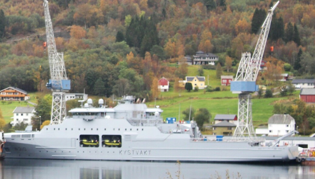 Det første skipet i Jan Mayen-klassen ankom Vard Langsten for utrustning i september i fjord, etter at skroget ble bygget ved Vards skrogverft i Romania.