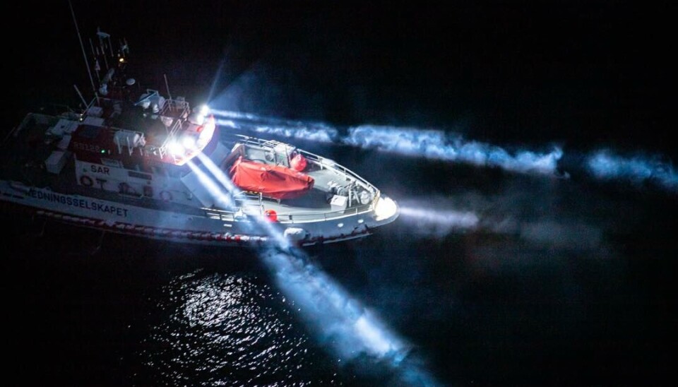 SØKELYS: RS «Harald V» i Rørvik med søkelys fra Luminell Norway. SØKELYS: RS «Harald V» i Rørvik med søkelys fra Luminell Norway.