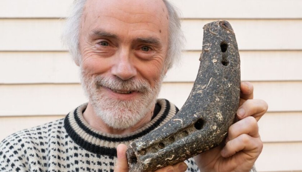 KOM OPP FRA DYPET: Seksjonsleder for kulturarv i fylkeskommunen, Bjørn Ringstad, med den 27 cm lange og om lag tre kilo tunge gjenstanden som ved det han omtaler som et mirakel ble hentet opp fra havdypet. Om den er knyttet til bruk om bord i en båt eller som søkke til fiskeredskap, aner han ikke.