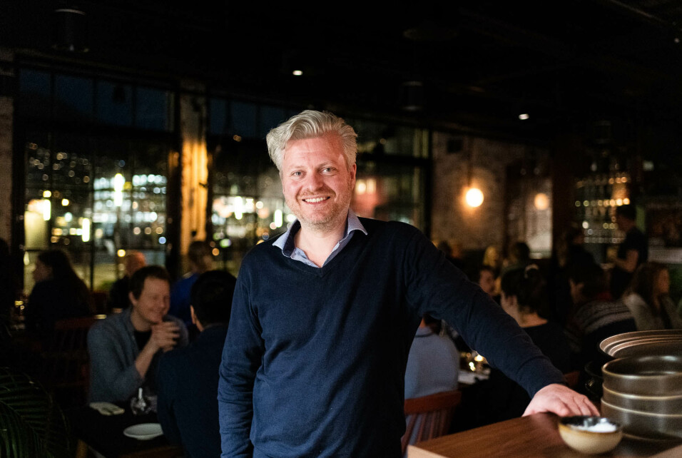 I et år har havforsker Øystein Sæle ledet første forsøk i et prosjekt som har undersøkt hvilket fôr oppdrettskveite trenger for å vokse og ha det det bra. I et år har havforsker Øystein Sæle ledet første forsøk i et prosjekt som har undersøkt hvilket fôr oppdrettskveite trenger for å vokse og ha det det bra.
