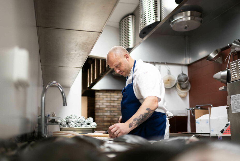 Kveitene som ble servert på restauranten Damsgård i Bergen - ble tilberedt av Michelin-kokk Christopher Haatuft og hans lag av talentfulle kokker. Han ønsker forskningen på fiskefôr velkommen, og skulle gjerne sett at forbrukerne fikk mer valg over hvilket for oppdrettsfisken spiser.