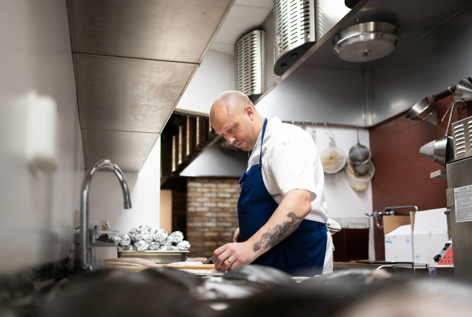 Kveitene som ble servert på restauranten Damsgård i Bergen - ble tilberedt av Michelin-kokk Christopher Haatuft og hans lag av talentfulle kokker. Han ønsker forskningen på fiskefôr velkommen, og skulle gjerne sett at forbrukerne fikk mer valg over hvilket for oppdrettsfisken spiser. Kveitene som ble servert på restauranten Damsgård i Bergen - ble tilberedt av Michelin-kokk Christopher Haatuft og hans lag av talentfulle kokker. Han ønsker forskningen på fiskefôr velkommen, og skulle gjerne sett at forbrukerne fikk mer valg over hvilket for oppdrettsfisken spiser.