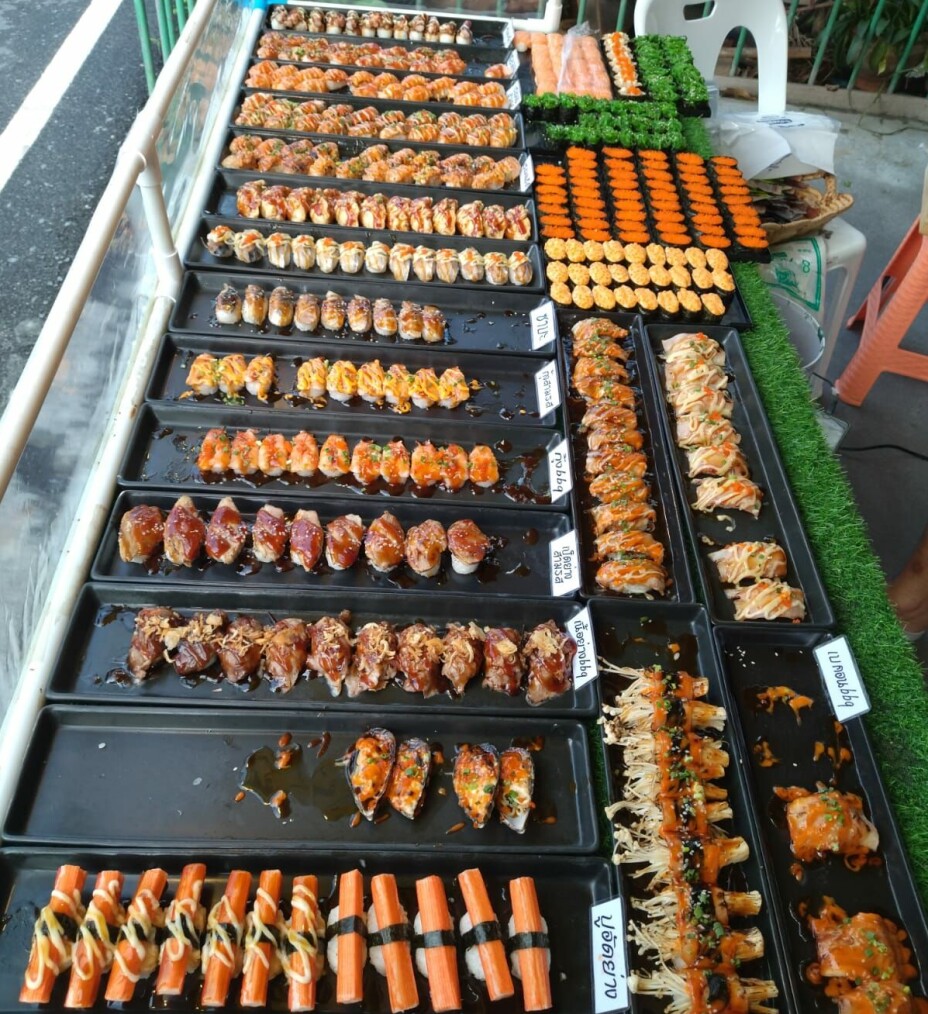 SUSHI: Laks er populært på sushi, også i Thailand.