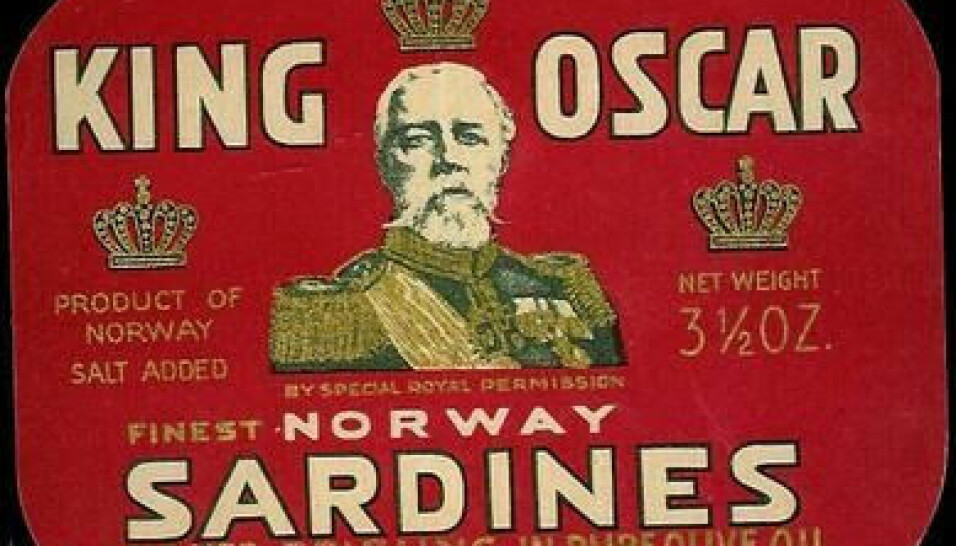 PAKNING: Designet har endret seg over årene, men tre viktige element er beholdt: den røde fargen, portrett av kongen og King Oscar’s navn.: