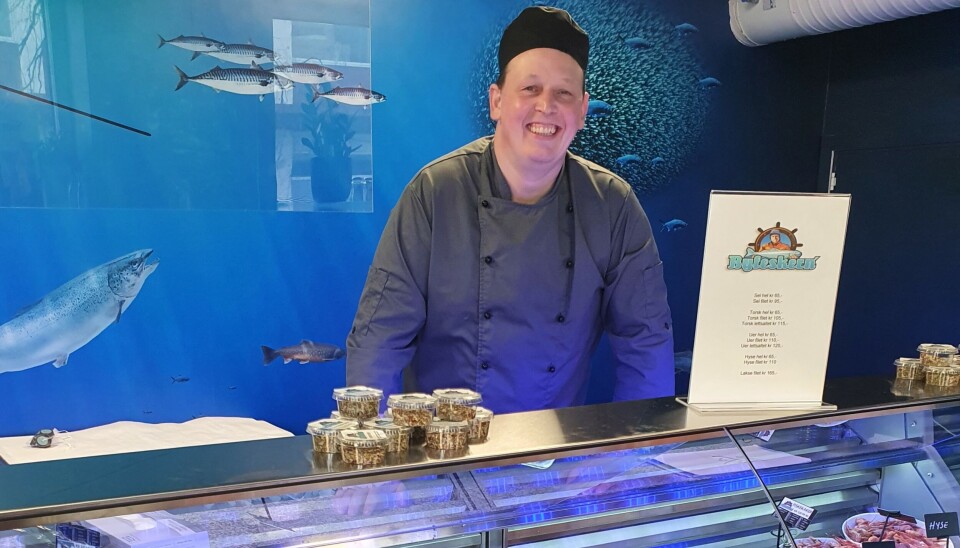 IKKE FRITIDSPROBLEMER: Bård Larsen er en driftig kar. Han driver både fiskebutikk, fiskemottak - og har egen båt. IKKE FRITIDSPROBLEMER: Bård Larsen er en driftig kar. Han driver både fiskebutikk, fiskemottak - og har egen båt.