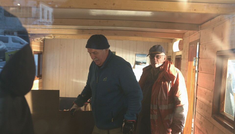 Då Skipsrevyen vitjar båten er dei i gang med å festa plater på veggane i salongen. Då Skipsrevyen vitjar båten er dei i gang med å festa plater på veggane i salongen.
