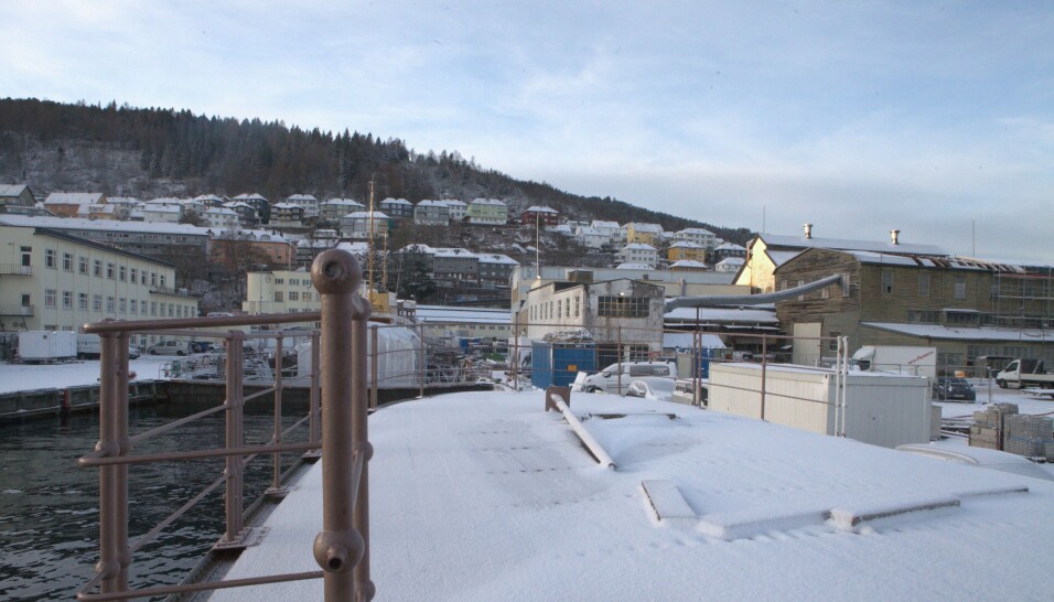 Rekkverket byrjar å koma på plass, men snølaget gjer at dekket er glatt, så tek dei ikkje sjangsen. Rekkverket byrjar å koma på plass, men snølaget gjer at dekket er glatt, så tek dei ikkje sjangsen.
