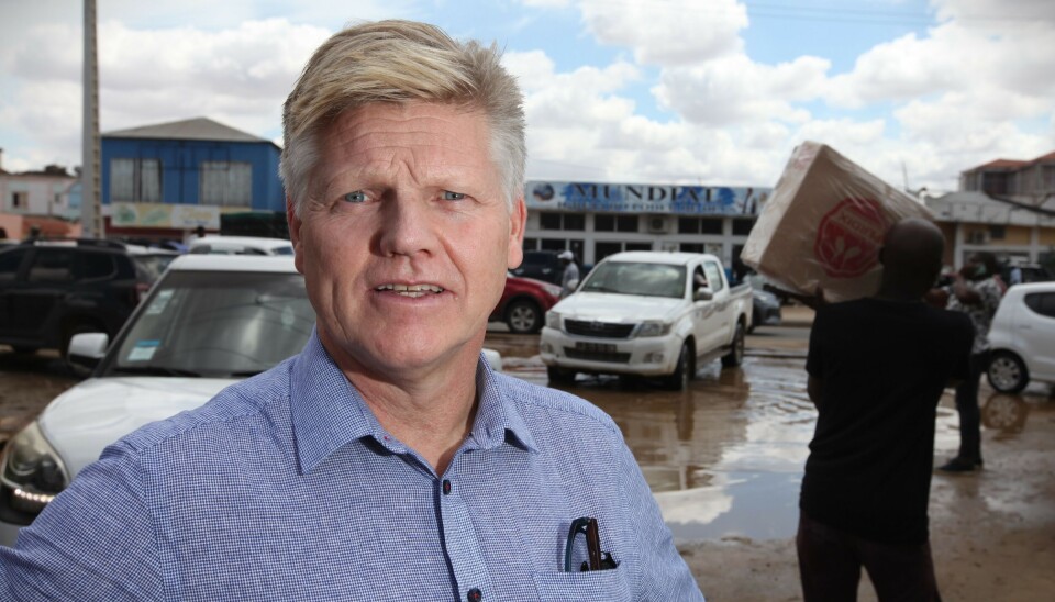 PÅ MARKEDSUNDERSØKELSE: – Vi er her nede i Angola først og fremst for å lære om markedet. Vi skal jo være i gang med vår egen klippfiskproduksjon i løpet av noen uker, sier salgsansvarlig for saltfisk og klippfisk hos Lerøy, Ola Hiis Bergh til Kystmagasinet. Her fra et av fiskemarkedene i hovedstaden Luanda, som har anslagsvis ti millioner innbyggere. PÅ MARKEDSUNDERSØKELSE: – Vi er her nede i Angola først og fremst for å lære om markedet. Vi skal jo være i gang med vår egen klippfiskproduksjon i løpet av noen uker, sier salgsansvarlig for saltfisk og klippfisk hos Lerøy, Ola Hiis Bergh til Kystmagasinet. Her fra et av fiskemarkedene i hovedstaden Luanda, som har anslagsvis ti millioner innbyggere.