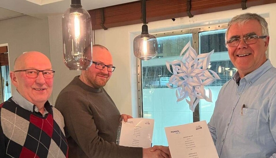 FORNØYD: Prosjektleder/ Teknisk sjef ved Mundal Båt AS, Atle Landro (th), sammen med Signar Fjordbakk (fremst tv) og Svein Håkon Fjordbakk, daglig leder i Sjøliv AS.
