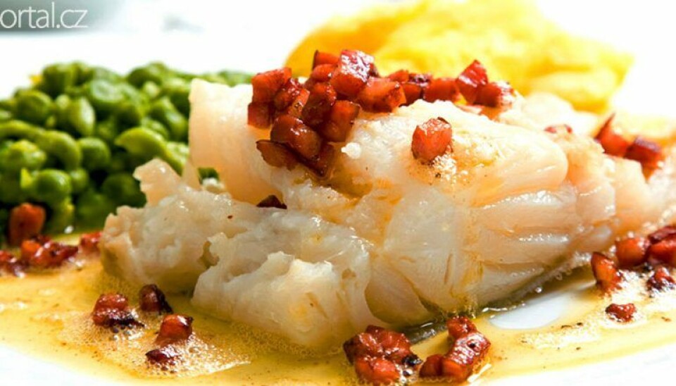 VARIANTER: Lutefisk serverer i ulike varianter og med forskjellig tilbehør. Vanlig på Vestlandet og Nord-Norge er med potet, baconbiter og ertestuing.