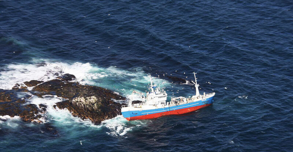 PÅ GRUNN: Fiskebåten «Ramnfjord» på grunn ved Hustadvika i 2012.
