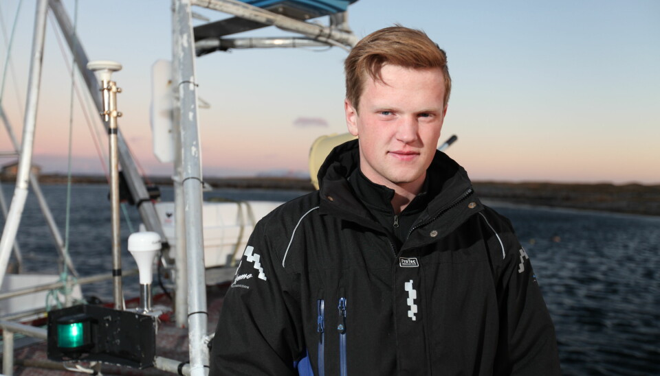 SATSER: Mikael Karlsen fra Røst kjøpte seg egen båt i fjor og fisker i åpen gruppe når han ikke er lærling ombord hos onkelen, Sverre Adolfsen. Nå håper departementet på mange flere ungdommer som Mikael.