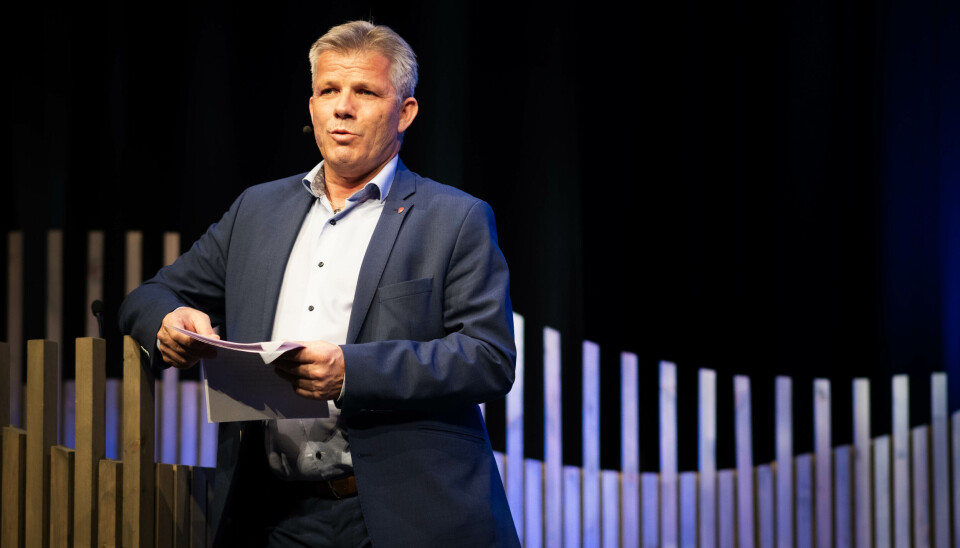 STRENG TONE: – Vi har varslet at dersom EU ikke innfører bedre beskyttelse av kveita i gytetiden, vil Norge måtte ta ytterliggere forholdsregler knyttet til EU-flåtens fiske i norske farvann, sier fiskeri- og havminister Bjørnar Skjæran. Bildet viser fiskeri og havminister Bjørnar Skjæran på scenen under sjømatdagene.