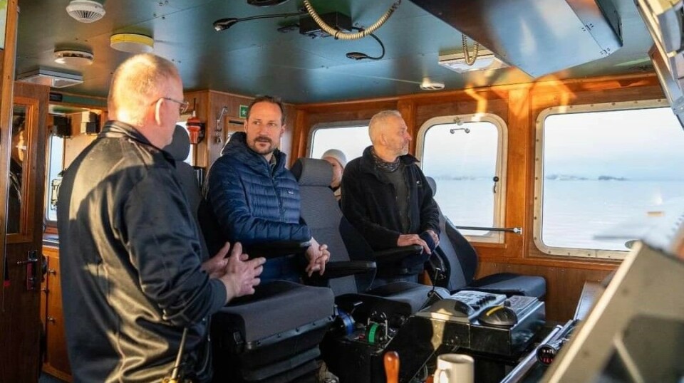 OMBORD: Kronprinsen sammen med forskere og skipper ombord på forskningsskipet «Trygve Braarud».