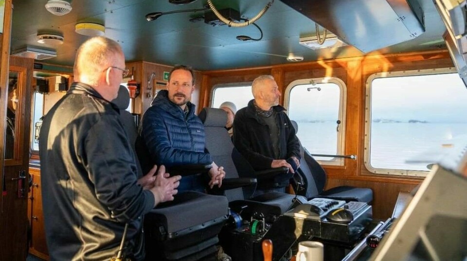 OMBORD: Kronprinsen sammen med forskere og skipper ombord på forskningsskipet «Trygve Braarud».