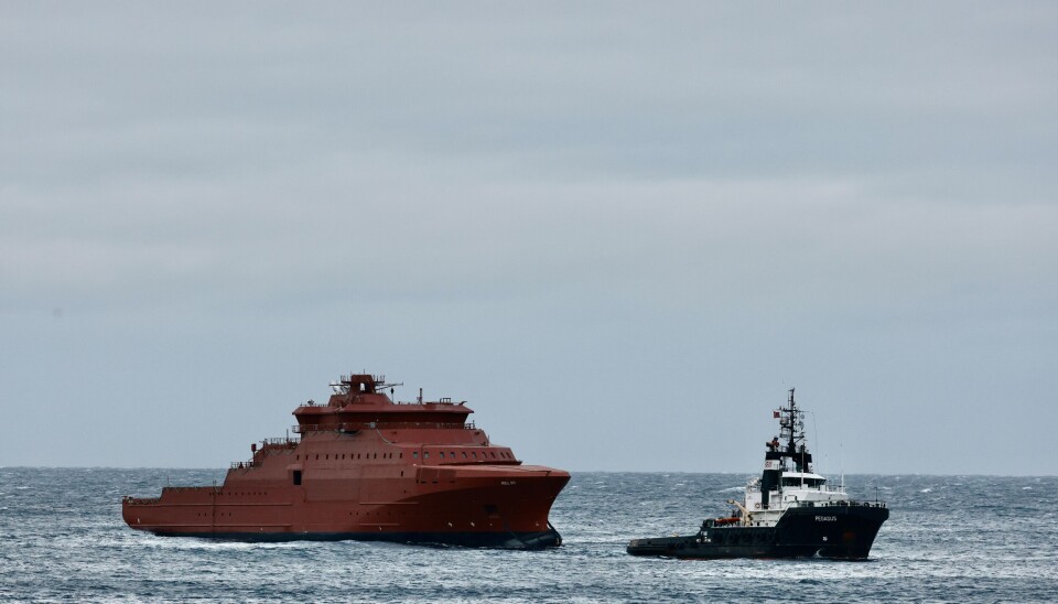 SLEP: KV «Hopen» under slep til Vard Langsten i Tomrefjorden.