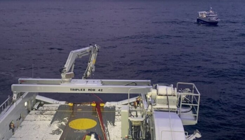 BISTOD: KV Bison bistod fiskebåten «Kvalnes» som mistet bruket under fiske.