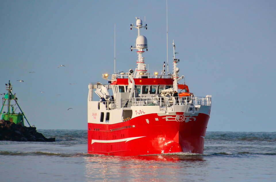 TESTSEILAS: Her kommer 'Sara Karin' inn til Hirtshals etter testing av fartøyet sammen med Sjøfartsdirektoratet.