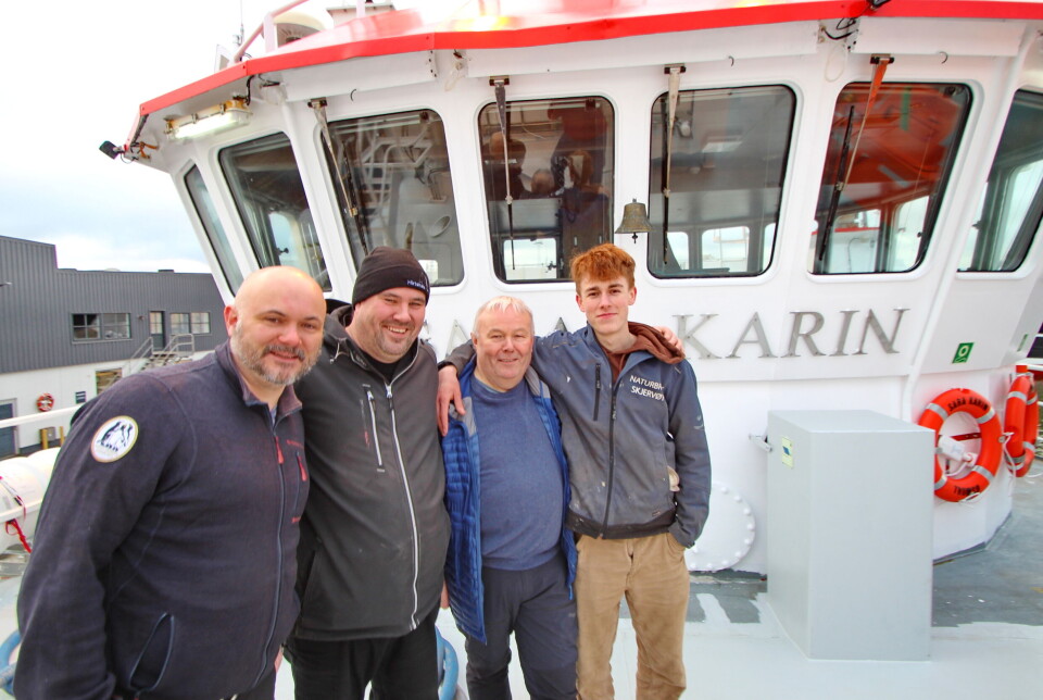 SKAL SEILE BÅTEN HJEM: sTYRMANN Roy Bolstad, skipper og eier Erik-Andre Brose Krag, eier og daglig leder Oddgeir Krag og lærling August Norden skal straks seile «Sara Karin» hjem til Nord-Lenangen. Maskinisten var ikke tilstede da bildet ble tatt.