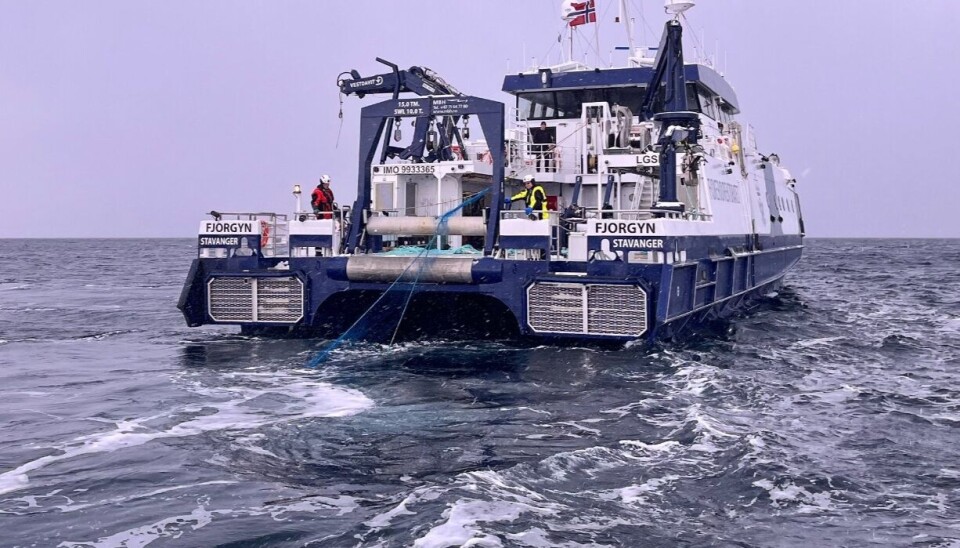 BISTO: MS «Fjordgyn» måtte bistå med å få opp garnet. BISTO: MS «Fjordgyn» måtte bistå med å få opp garnet.