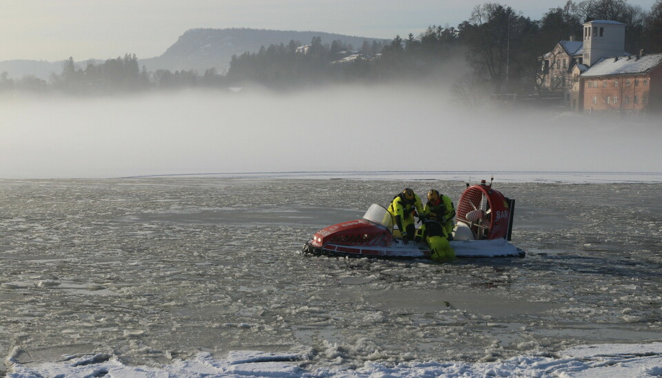 BEREDSKAP: Redningsselskapet har tre luftputebåter i beredskap. Her fra en øvelse på redning etter fall gjennom is.