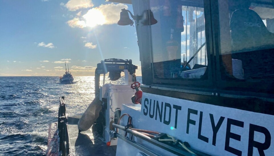 SLEP: RS 138 Sundt Flyer med slep av fiskebåt inn til havn. SLEP: RS 138 Sundt Flyer med slep av fiskebåt inn til havn.