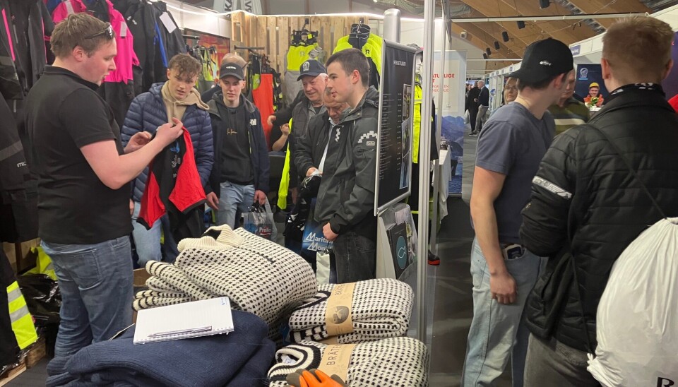 FOLKELIV: Årets LofotFishing-messe i Kabelvåg trakk mye folk, men ikke i nærheten av tidligere år. Nedgangen var på mellom 30 og 40 prosent. Det fine været var - ironisk nok - årsaken. Allikevel er arrangøren Lofotstand AS godt fornøyd med årets messe. FOLKELIV: Årets LofotFishing-messe i Kabelvåg trakk mye folk, men ikke i nærheten av tidligere år. Nedgangen var på mellom 30 og 40 prosent. Det fine været var - ironisk nok - årsaken. Allikevel er arrangøren Lofotstand AS godt fornøyd med årets messe.