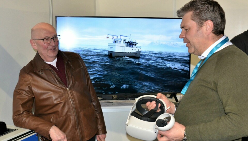 NY VERDEN: Ved hjelp av videobrillene (VR) som Vidar Grindheim holder i bildet, kunne alle som ønsket det få komme om bord i Signar Fjordbakks kommende stolthet på fiskerimessa.