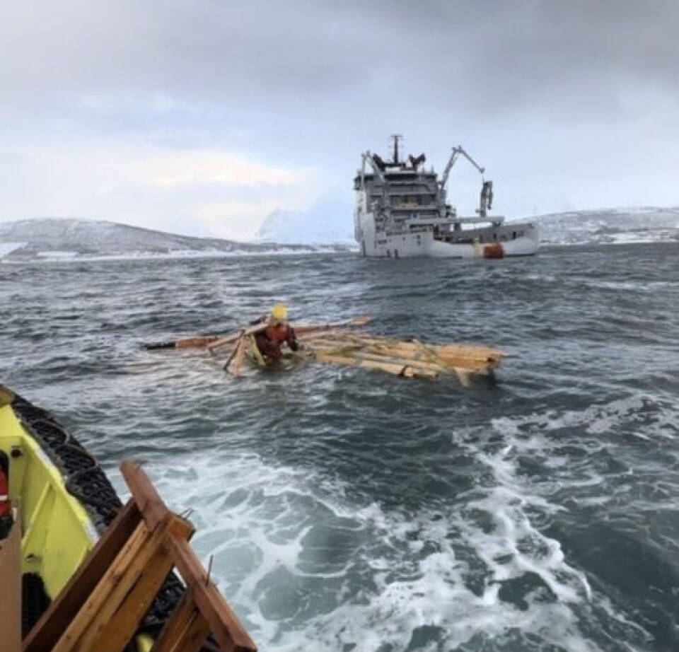 TROMS: KV Bison ledet arbeidet med oppryddingen på sjøen.