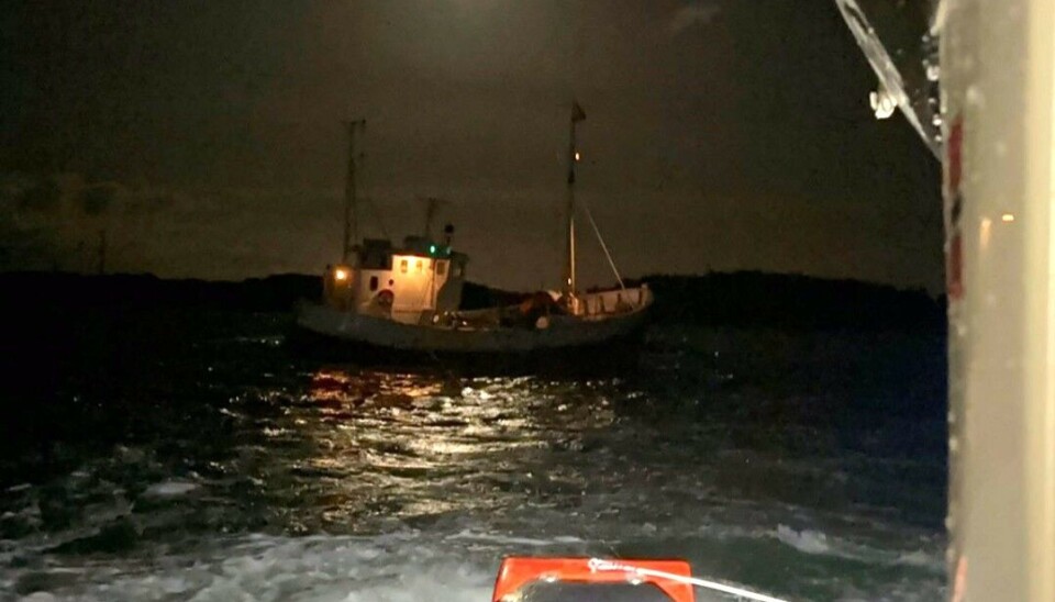 MOTORSTOPP: Skøyta fikk motorstopp etter å ha fått noe i propellen. Den ble slept til kai i løpet av natta.