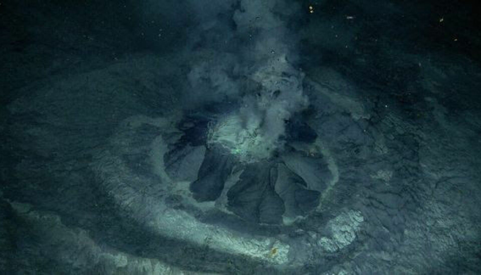 KONSTANT UTBRUDD: Forskere fra UiT Norges arktiske universitet har oppdaget en ny vulkan på 400 meters dyp i Barentshavet. En slik vulkanen er et vindu inn i jordens indre siden den spruter ut hovedsakelig vann og fine sedimenter fra dybder på flere hundre meter til få kilometer inn i jordas indre.
