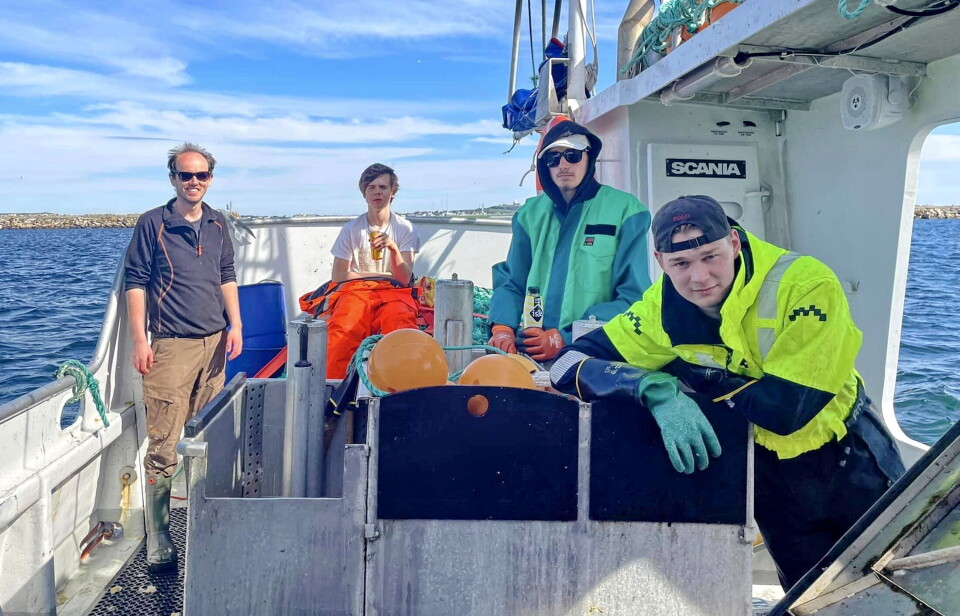 Fornøyde fiskere ombord på 'Ingrid Marie'. Fra venstre Aleks Johansen (mannskap), Oliwer Mazur, Mathias Sundkvist og Tobias Jensen (alle ungdomsfiskere). Fornøyde fiskere ombord på 'Ingrid Marie'. Fra venstre Aleks Johansen (mannskap), Oliwer Mazur, Mathias Sundkvist og Tobias Jensen (alle ungdomsfiskere).