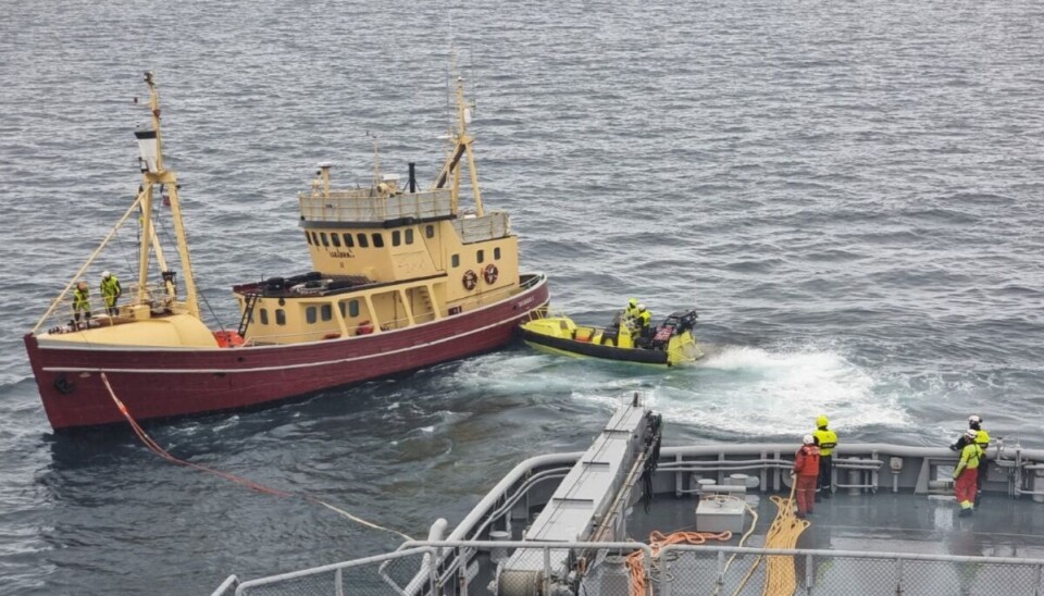 SLEP: KV Svalbard slepte havaristen, MS «Isbjørn 2», av grunnen og inn til Longyearbyen.